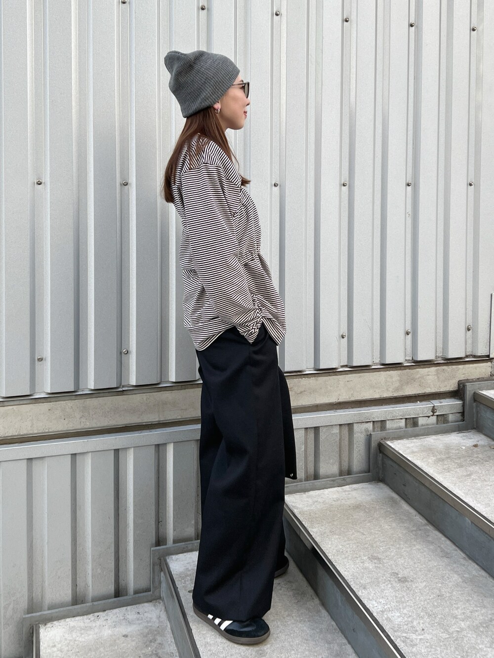 ブルー系のTシャツ/カットソー、グレー系のその他パンツ、ブラック系のスニーカーを着用したレディースの冬コーディネートの3枚目の写真