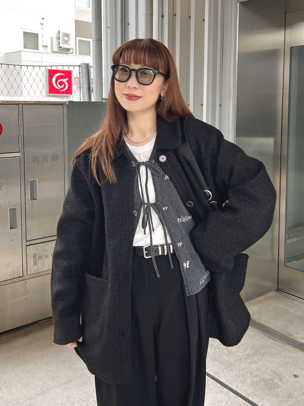 グレー系のカーディガン/ボレロ、ホワイト系のTシャツ/カットソー、ブラック系のその他パンツを着用したレディースの冬コーディネートの2枚目の写真