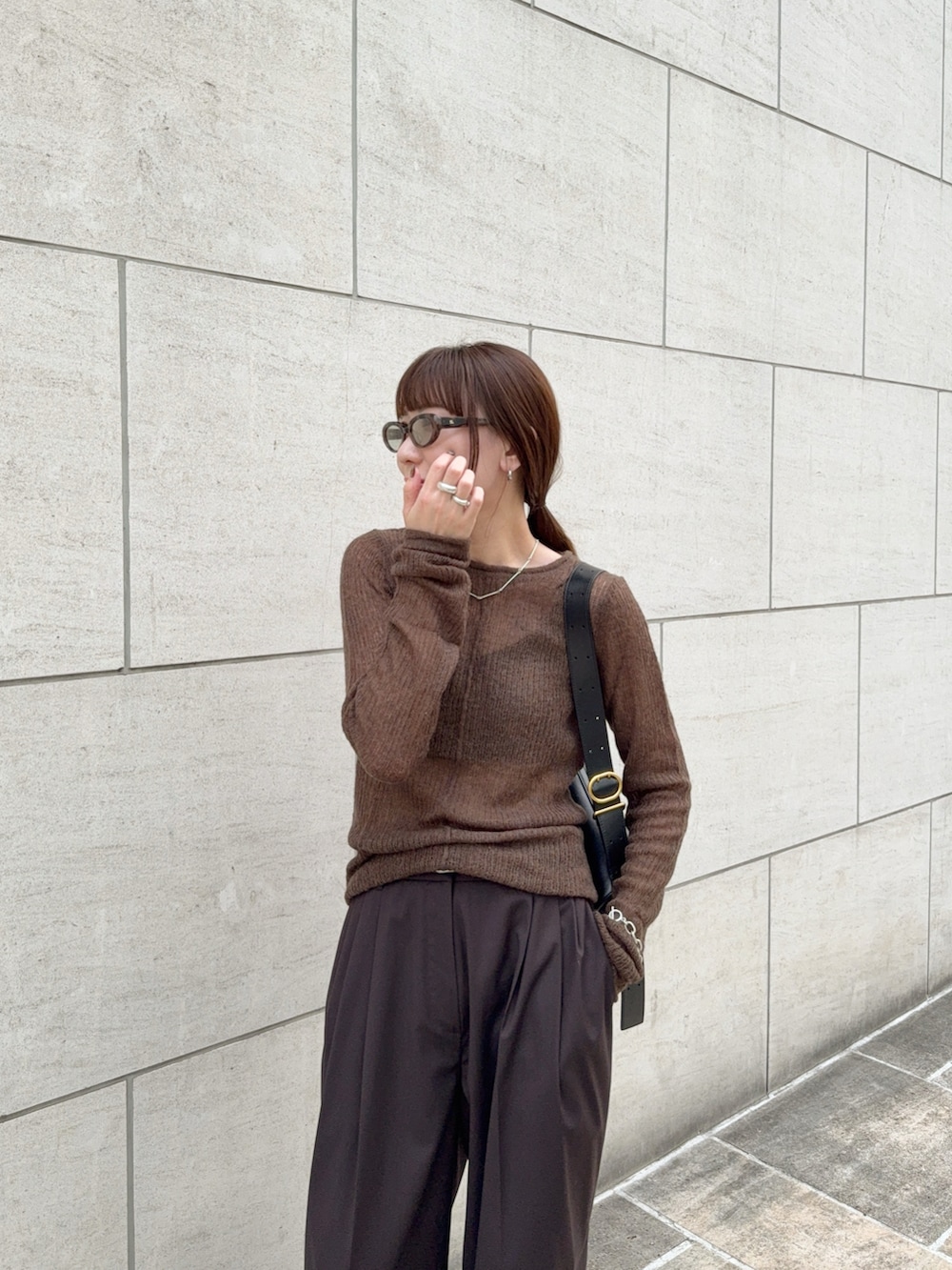 ブラウン系のニット/セーター、ブラウン系のその他パンツ、ブラウン系のスニーカーを着用したレディースの秋コーディネートの3枚目の写真