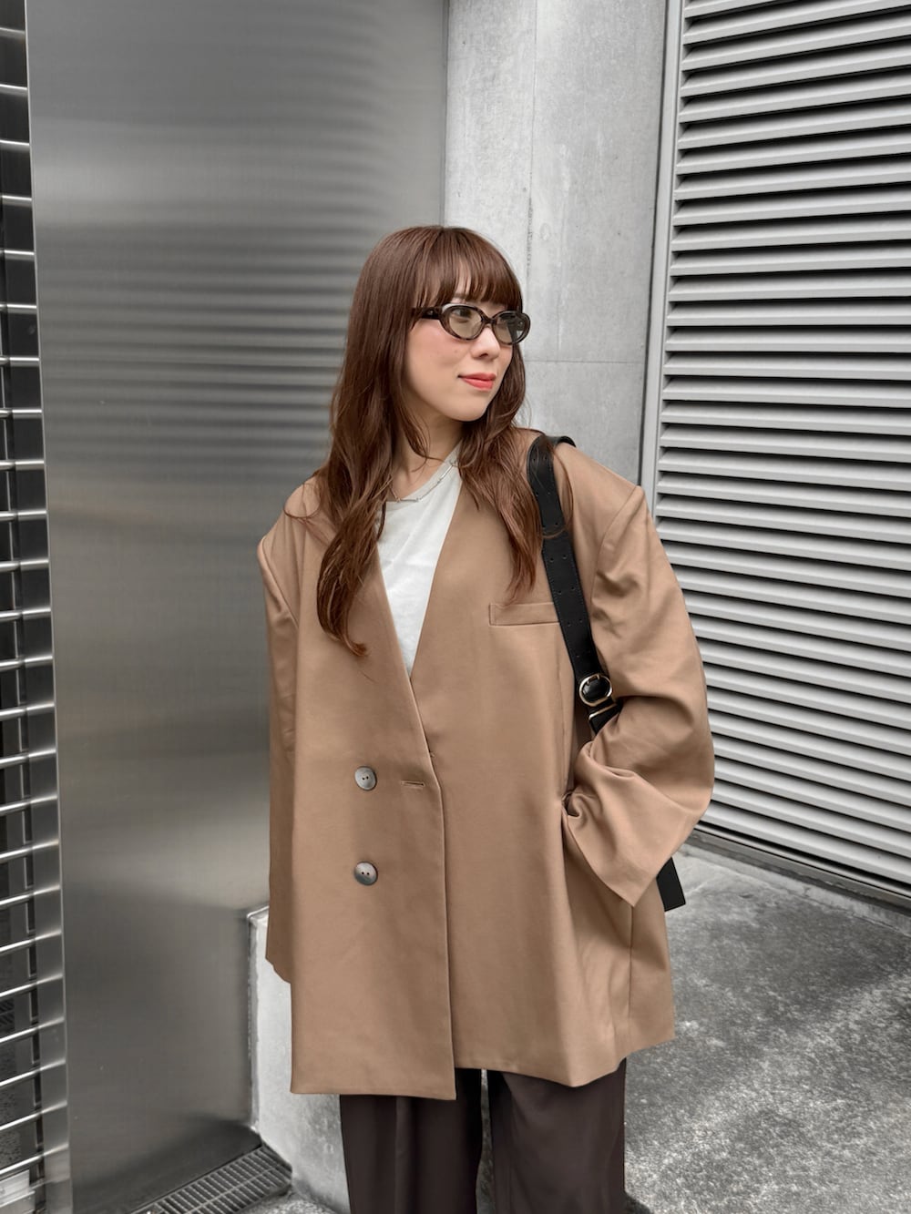 ブラウン系のその他アウター、ブラウン系のその他パンツ、ホワイト系のTシャツ/カットソーを着用したレディースの秋コーディネートの4枚目の写真