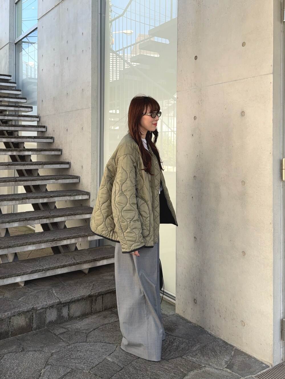 グレー系のその他パンツ、ブラック系のバッグ、ブラック系のシューズを着用したレディースの秋コーディネートの2枚目の写真