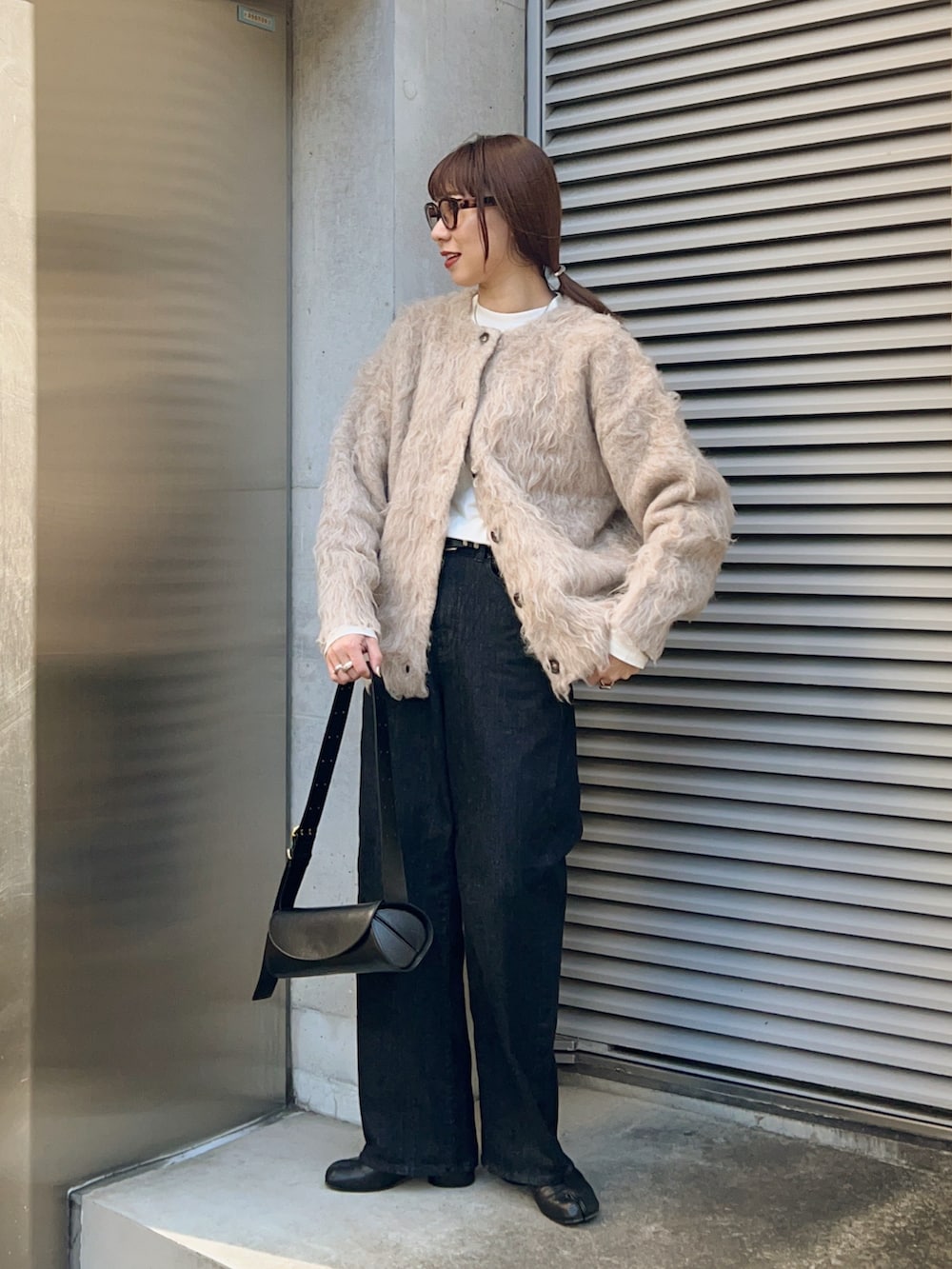 「ニット、ニットカーディガン、デニム、デニムパンツ、シンプルコーデ、シンプル、ブーツ、きれいめカジュアル、大人カジュアル、ゆるコーデ、秋コーデ、秋冬コーデ、カーディガン、パンツスタイル、カーブパンツ」｜「STYLEMIXERのヘアリーカールクルーニットカーデ（カーディガン/ボレロ、ホワイト系）」を使った、MINAEさん（骨格ナチュラル・レディース・160cm）の秋コーディネートの2枚目の写真