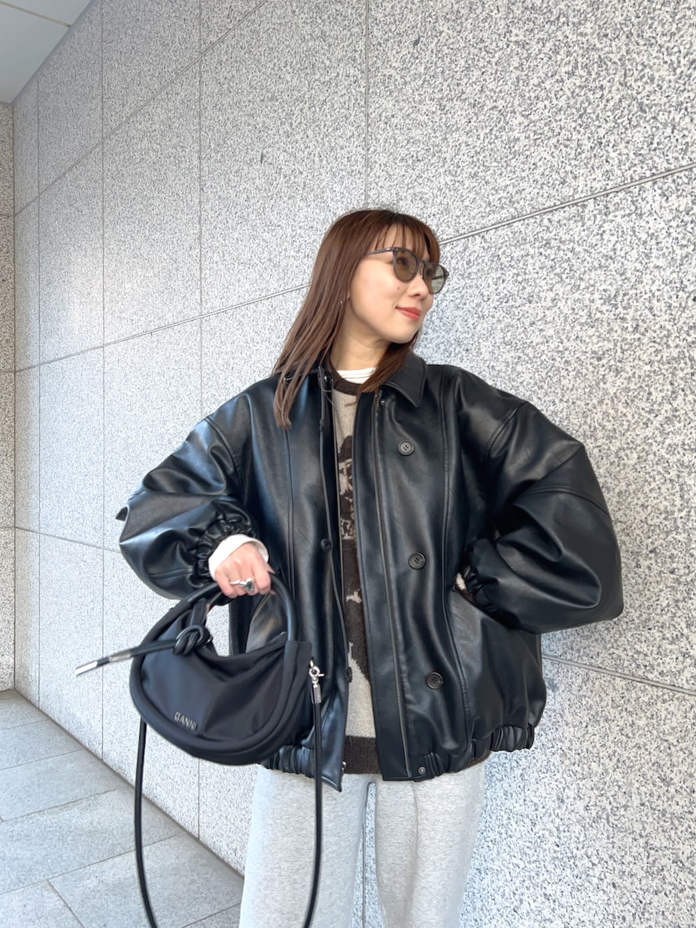ブラック系のその他アウター、ベージュ系のニット/セーター、ホワイト系のTシャツ/カットソーを着用したレディースの冬コーディネートの4枚目の写真