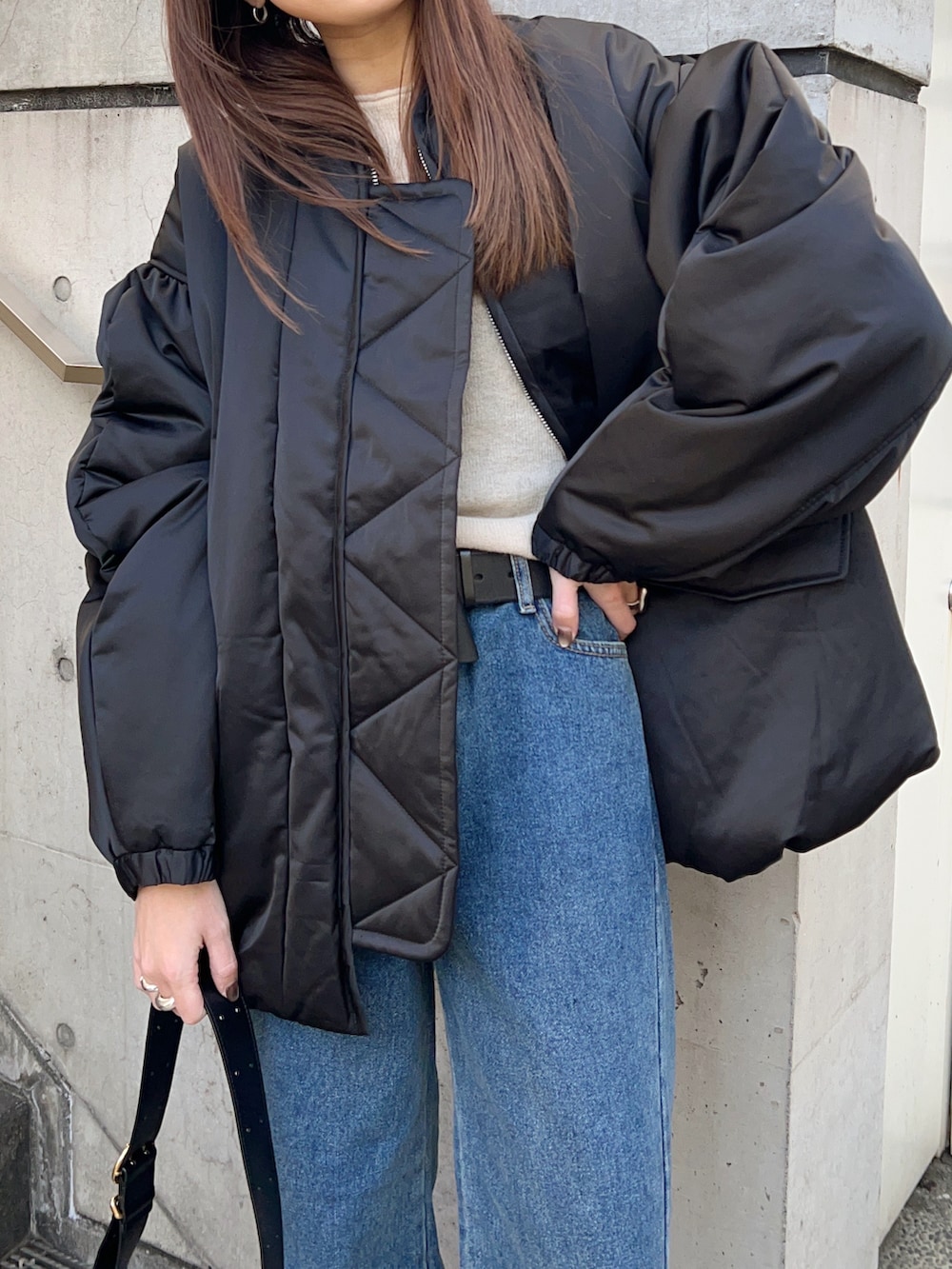 ブラック系のMA-1、ホワイト系のニット/セーター、ブラック系のブーツを着用したレディースの冬コーディネートの4枚目の写真