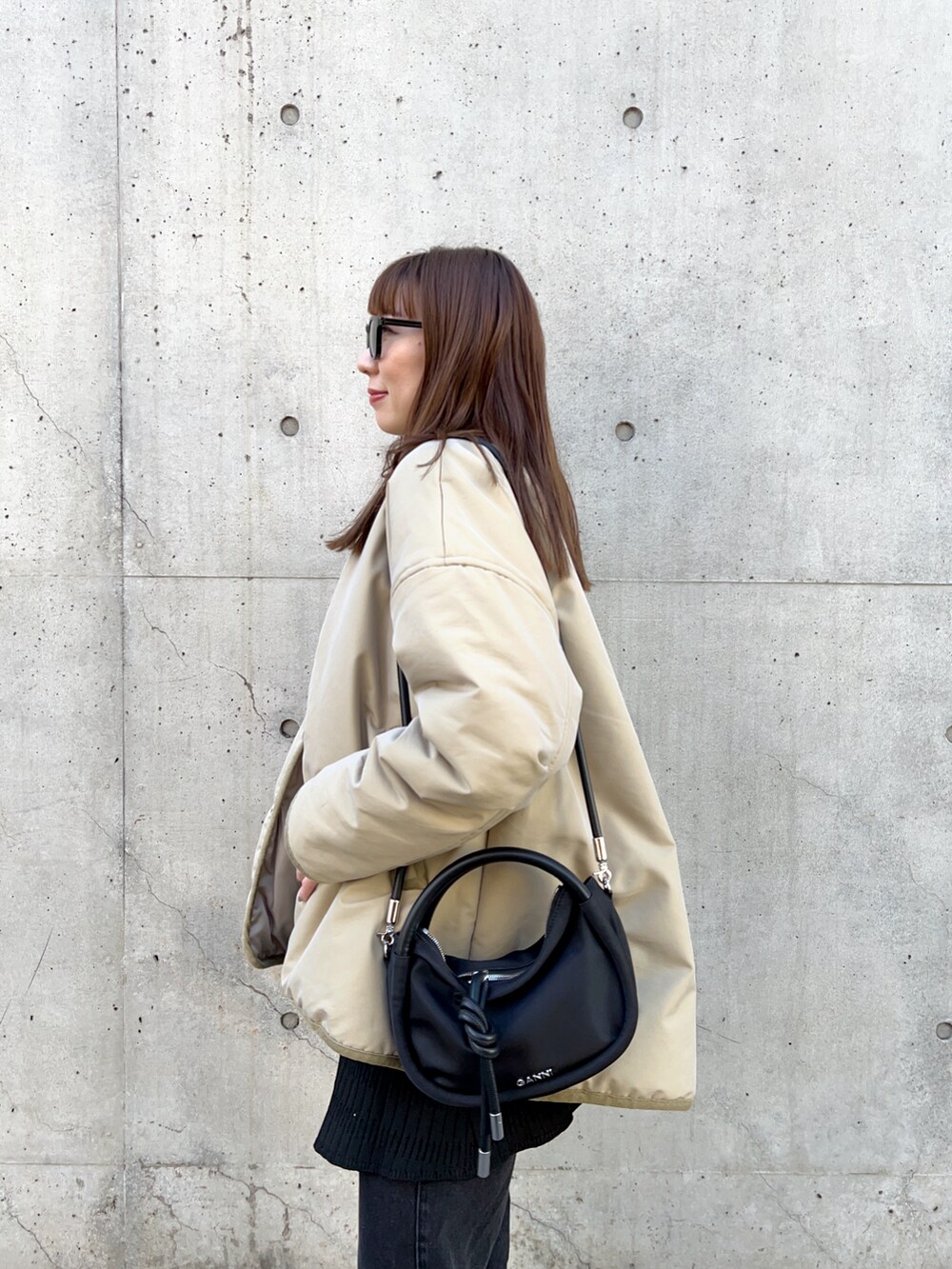 ベージュ系のジャケット/アウター、ホワイト系のTシャツ/カットソー、ブラック系のスラックスを着用したレディースの冬コーディネートの5枚目の写真