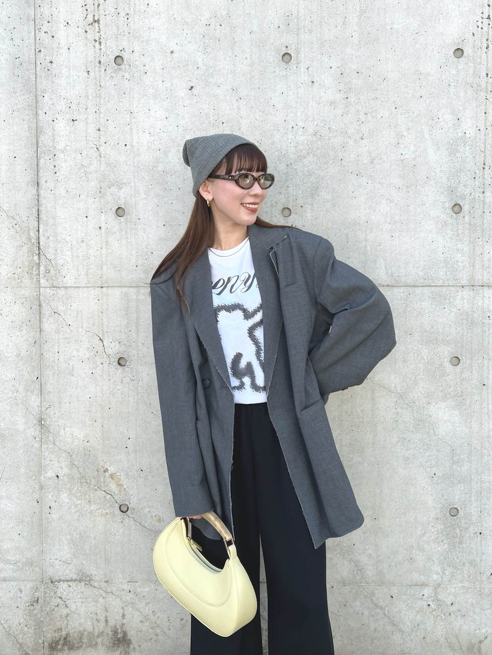 グレー系のテーラードジャケット、ホワイト系のTシャツ/カットソー、イエロー系のハンドバッグを着用したレディースの春コーディネートの3枚目の写真