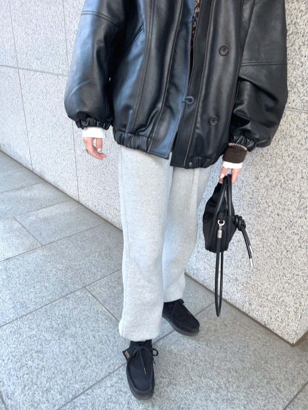 ブラック系のその他アウター、ベージュ系のニット/セーター、ホワイト系のTシャツ/カットソーを着用したレディースの冬コーディネートの5枚目の写真