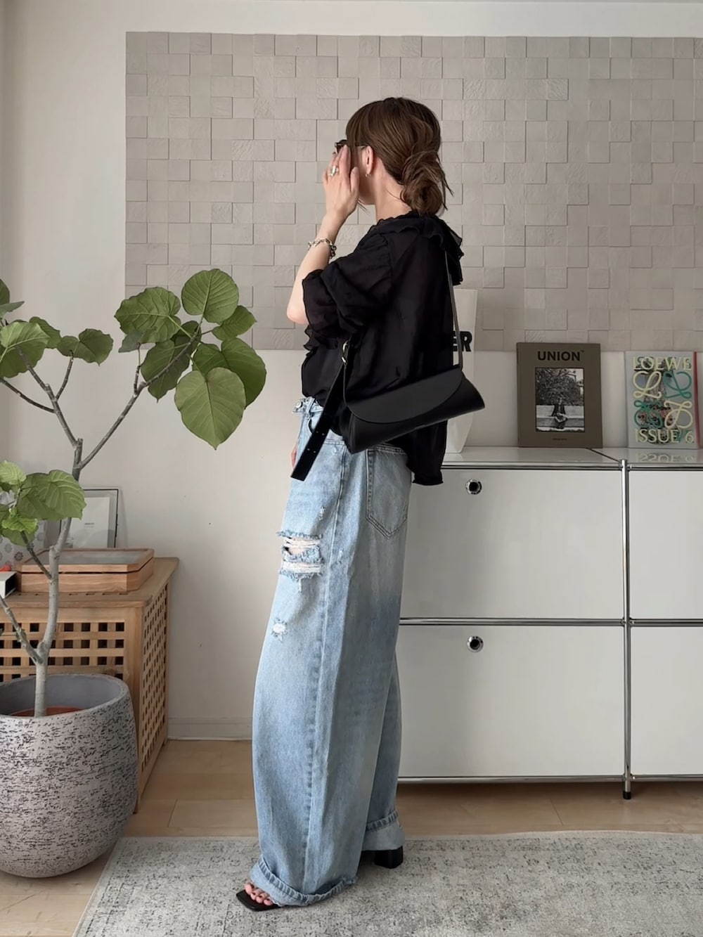 ブラック系のシャツ/ブラウス、ブラック系のサンダル、ブラック系のショルダーバッグを着用したレディースの夏コーディネートの3枚目の写真