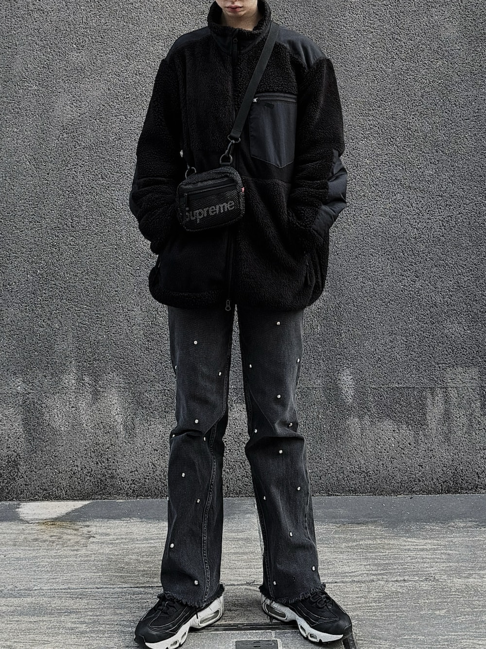 ブラック系のバッグ、ブラック系のブルゾン、ブラック系のデニムパンツを着用したレディースの秋コーディネートの2枚目の写真