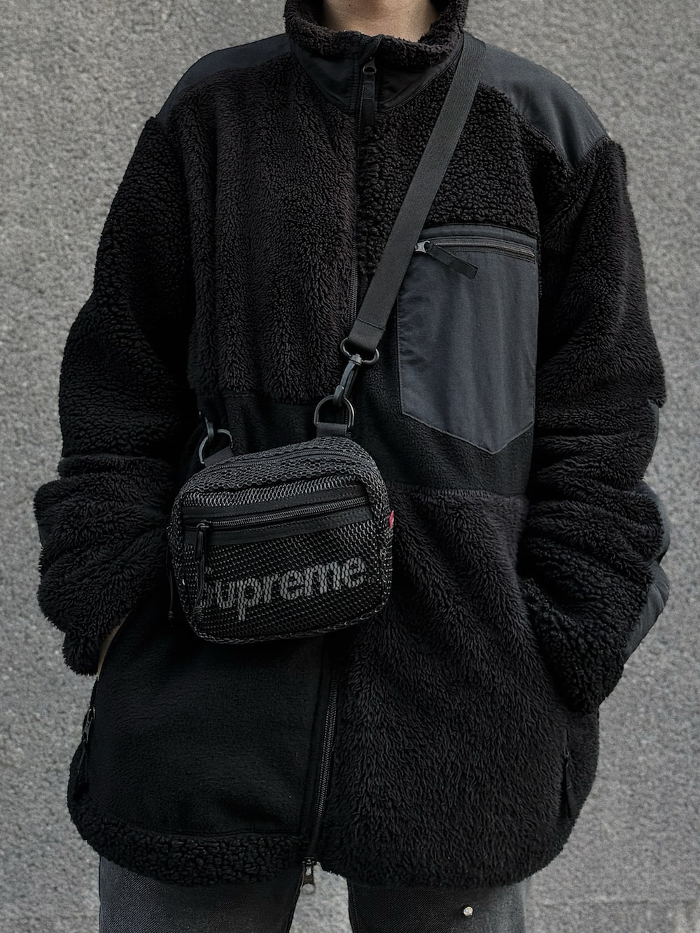 ブラック系のバッグ、ブラック系のブルゾン、ブラック系のデニムパンツを着用したレディースの秋コーディネートの4枚目の写真