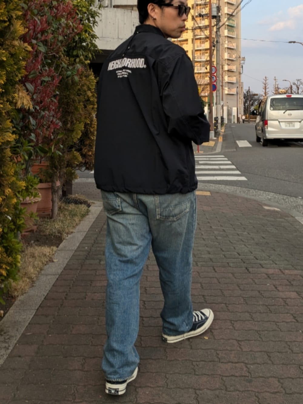 ブラック系のシャツ/ブラウス、ブルー系のデニムパンツ、ブラック系のスニーカーを着用したメンズの夏コーディネートの2枚目の写真