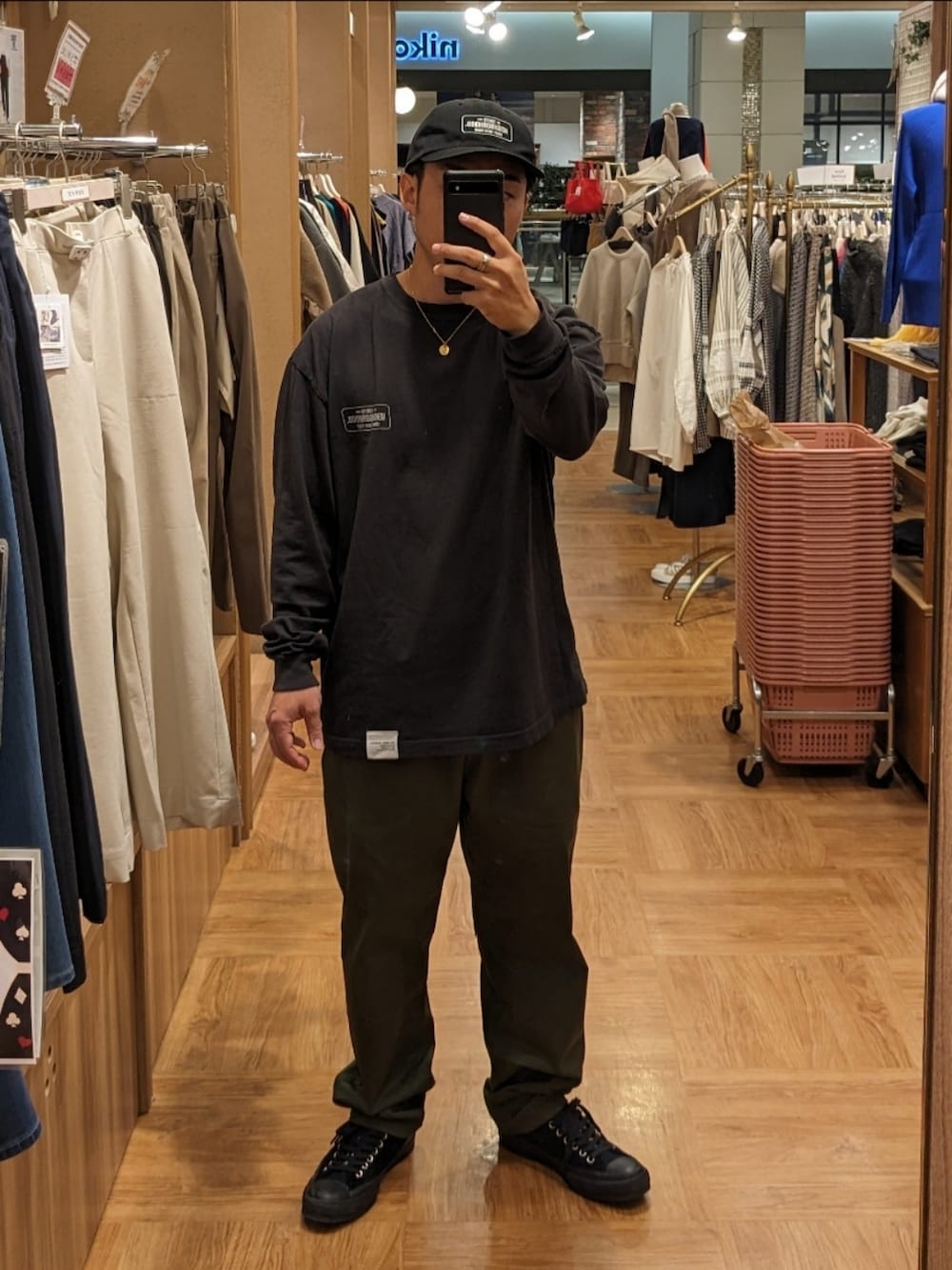 ブラック系のTシャツ/カットソー、グリーン系のその他パンツ、ブラック系のスニーカーを着用したメンズの秋コーディネートの2枚目の写真