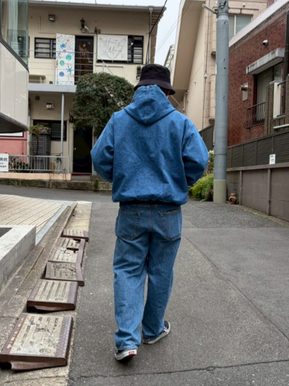 ブルー系のその他アウター、ブルー系のデニムパンツ、ブラック系のスニーカーを着用したメンズの春コーディネートの2枚目の写真