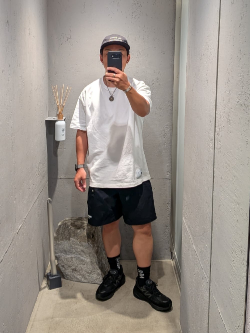 ブラック系のスニーカー、ブラック系のその他パンツ、ホワイト系のTシャツ/カットソーを着用したメンズの秋コーディネートの2枚目の写真