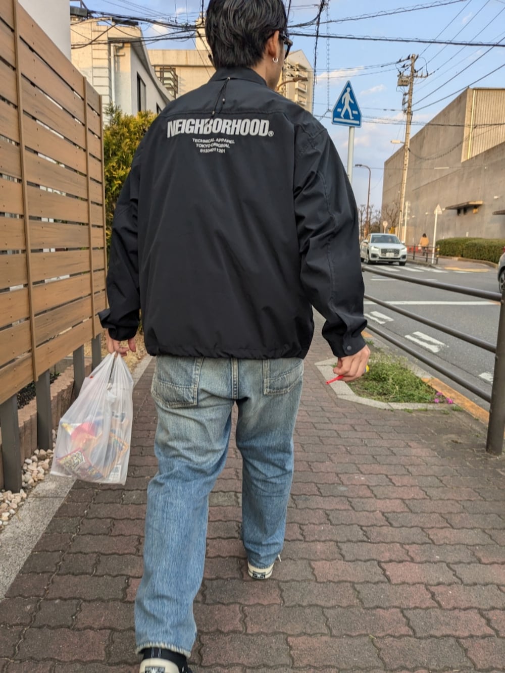 ブラック系のシャツ/ブラウス、ブルー系のデニムパンツ、ブラック系のスニーカーを着用したメンズの夏コーディネートの5枚目の写真