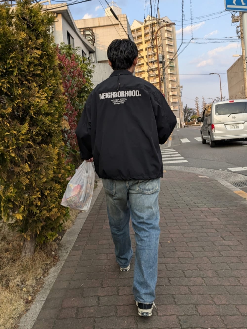 ブラック系のシャツ/ブラウス、ブルー系のデニムパンツ、ブラック系のスニーカーを着用したメンズの夏コーディネートの4枚目の写真