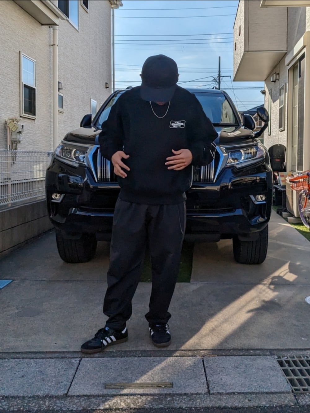 ブラック系のスウェット、ブラック系のその他パンツ、ブラック系のシューズを着用したメンズの冬コーディネートの2枚目の写真