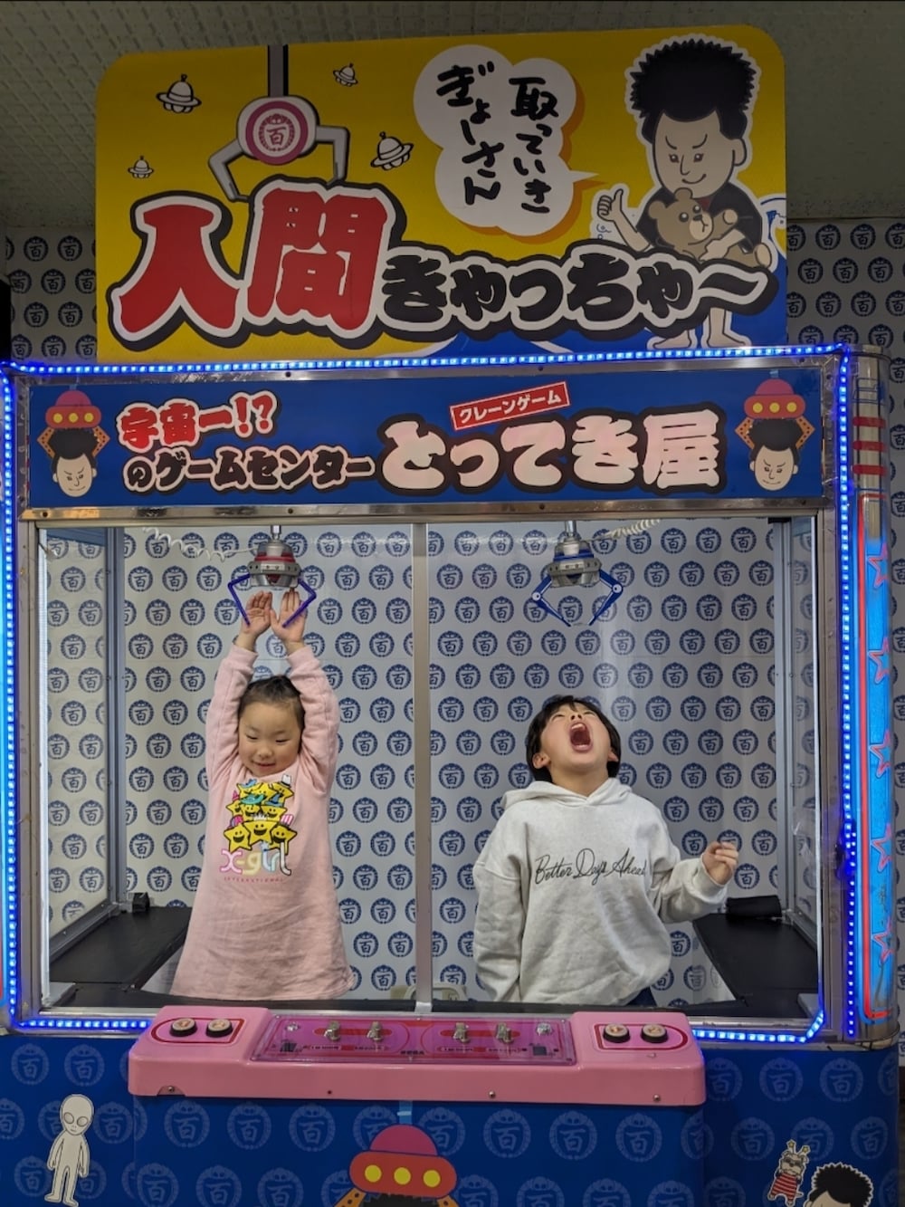 ブラック系のスウェット、ブラック系のその他パンツ、ホワイト系のスニーカーを着用したメンズの冬コーディネートの3枚目の写真