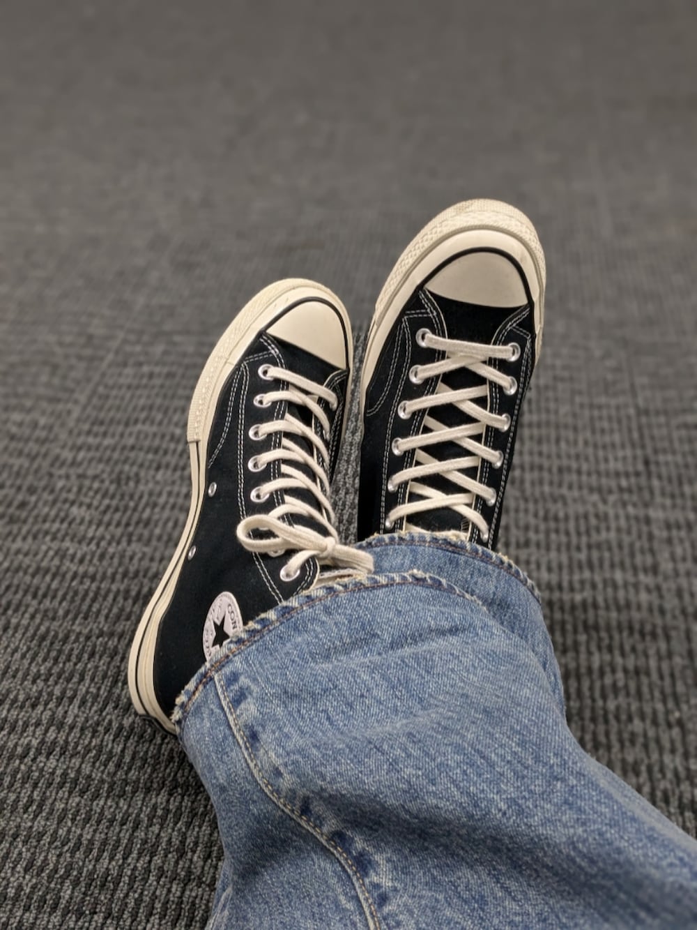 ブラック系のシャツ/ブラウス、ブルー系のデニムパンツ、ブラック系のスニーカーを着用したメンズの夏コーディネートの3枚目の写真