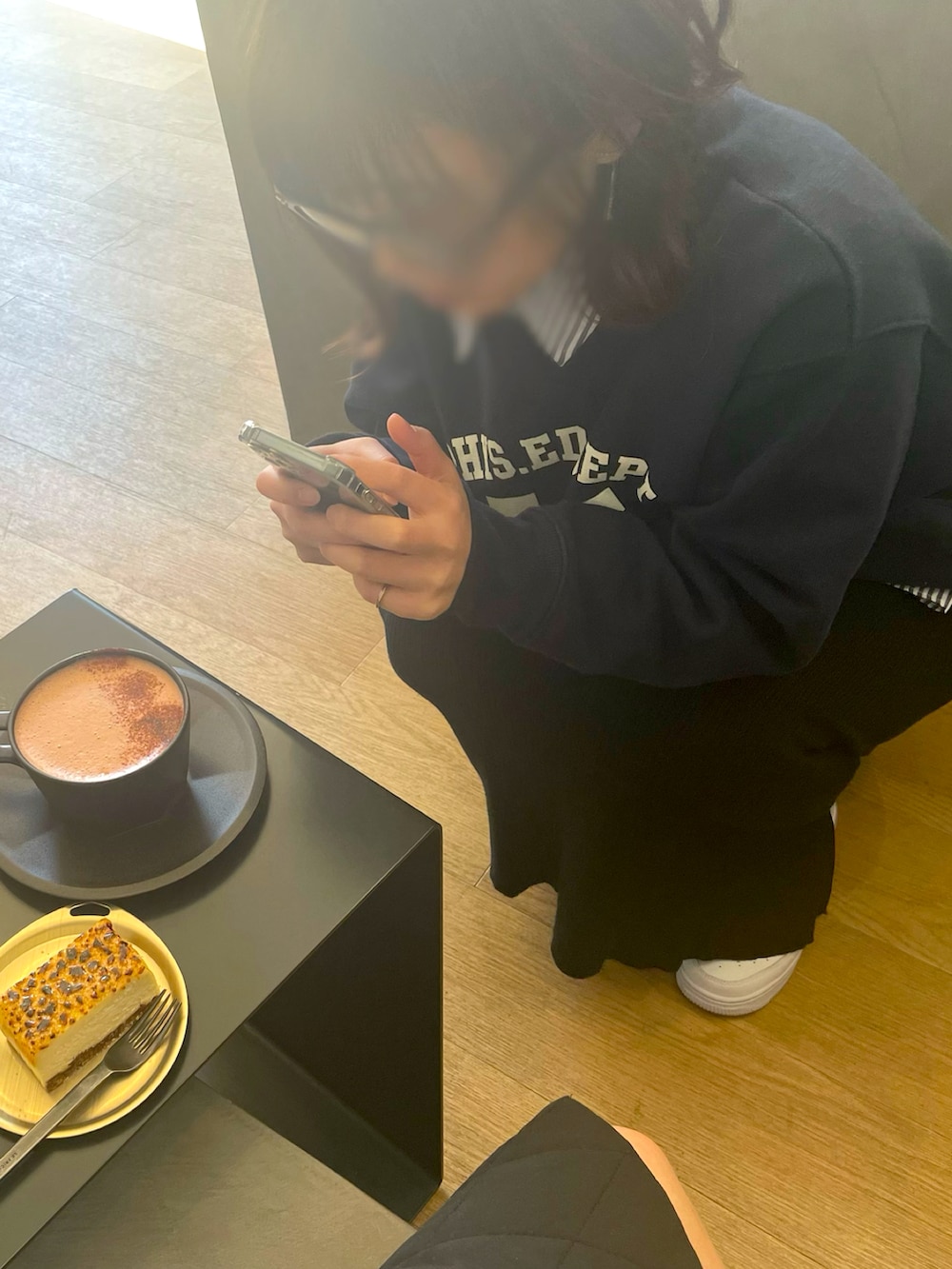 「きれいめカジュアル、お出かけコーデ、休日スタイル、タイトスカート、モッズコート、ダテメガネ、ラクチンコーデ、大人カジュアル、スニーカーコーデ、ゆるコーデ」｜「coenの【ユニセックス】［洗える］撥水M-65TYPE モッズコート（WEB限定カラー）（モッズコート、グリーン系）」を使った、naaaaさん（レディース・161cm）の春コーディネートの3枚目の写真