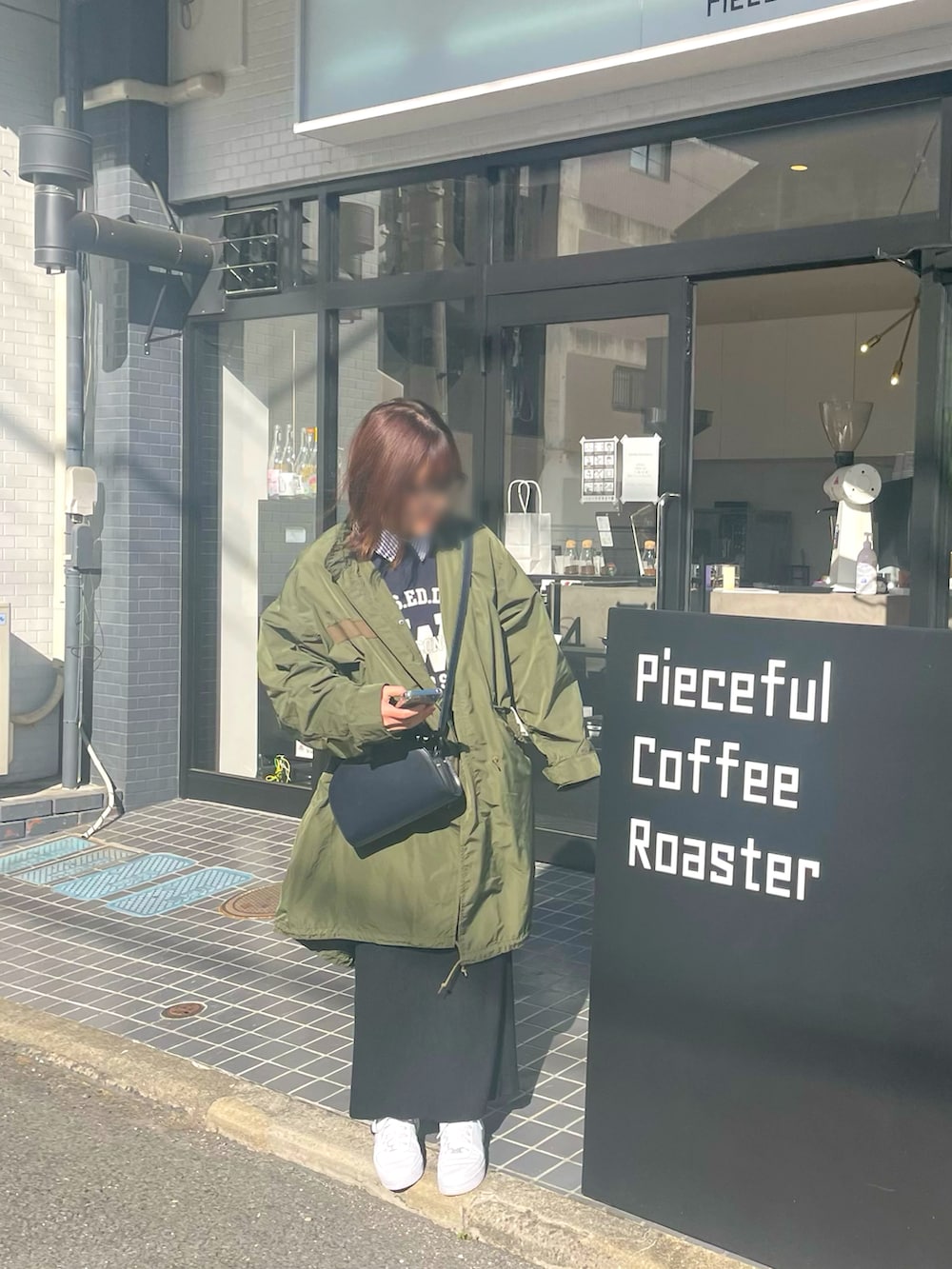 「きれいめカジュアル、お出かけコーデ、休日スタイル、タイトスカート、モッズコート、ダテメガネ、ラクチンコーデ、大人カジュアル、スニーカーコーデ、ゆるコーデ」｜「coenの【ユニセックス】［洗える］撥水M-65TYPE モッズコート（WEB限定カラー）（モッズコート、グリーン系）」を使った、naaaaさん（レディース・161cm）の春コーディネートの2枚目の写真