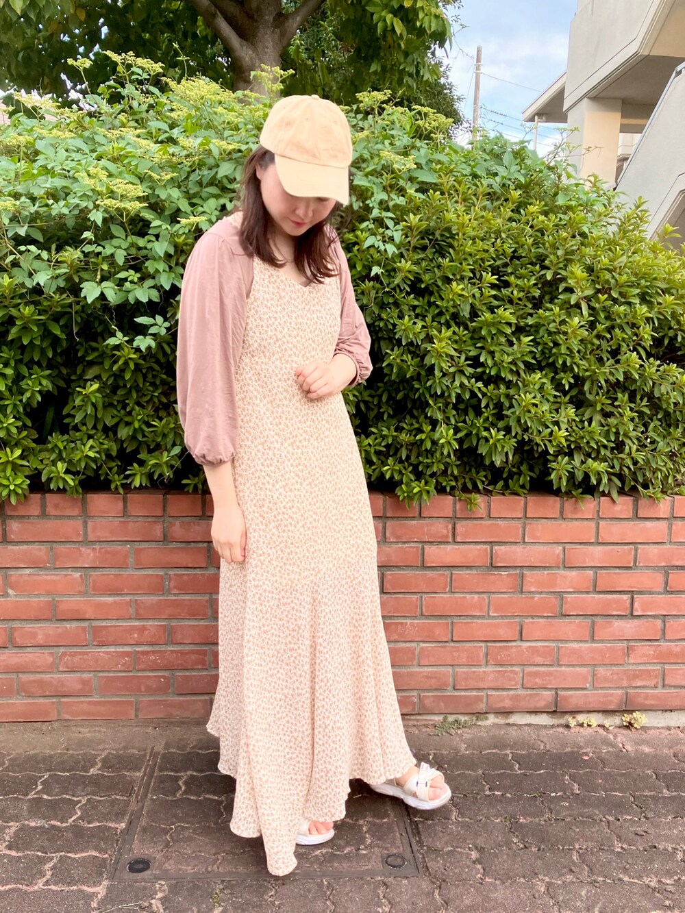 ベージュ系のワンピース、ベージュ系のキャップを着用したレディースの秋コーディネートの2枚目の写真