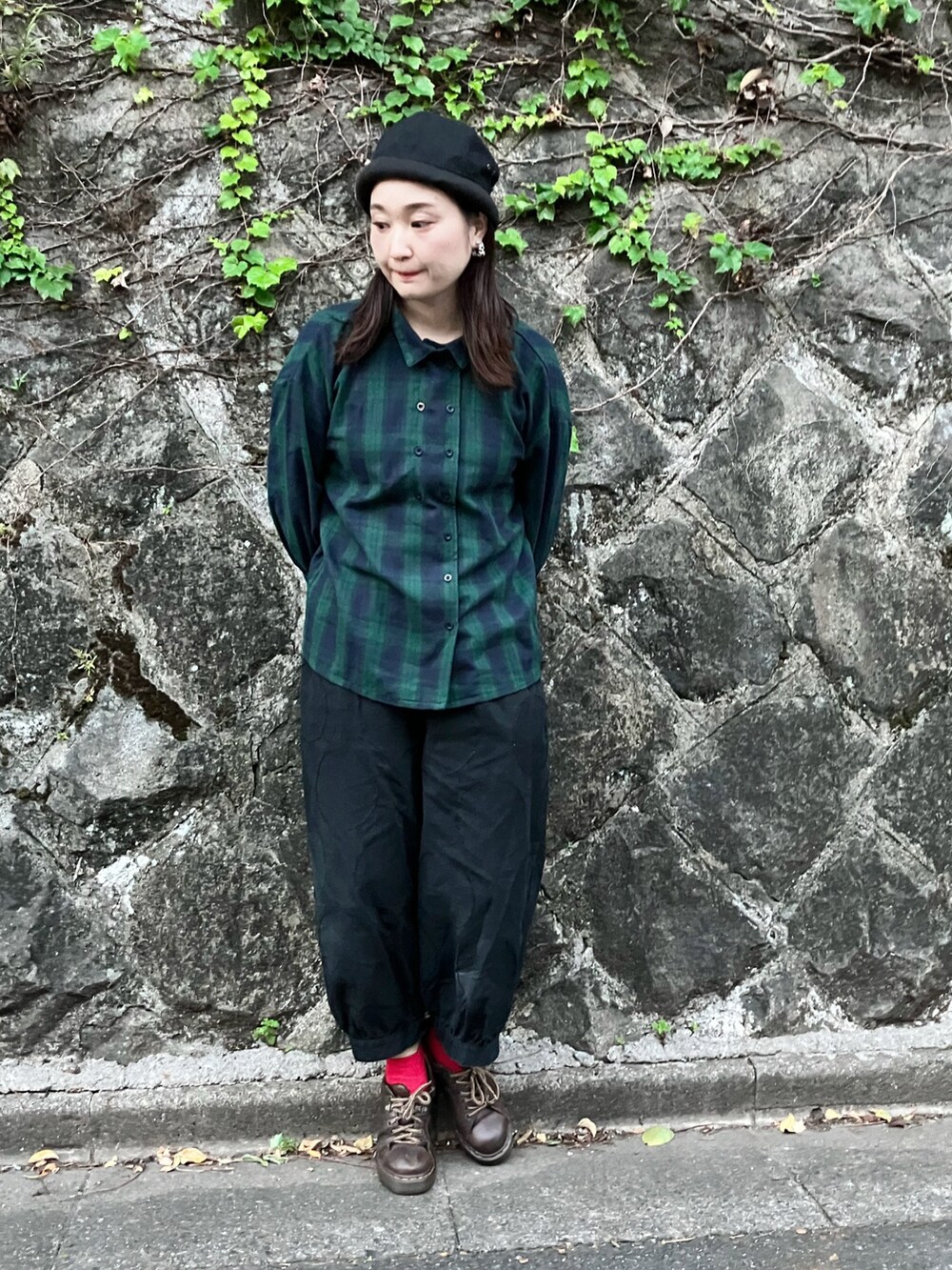 グリーン系のシャツ/ブラウス、ブラック系のパンツ、ブラウン系のその他シューズを着用したレディースの秋コーディネートの2枚目の写真