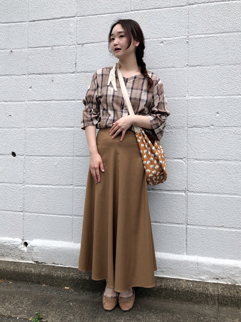 ブラウン系のスカート、ブラウン系のシャツ/ブラウス、ブラウン系のショルダーバッグを着用したレディースの夏コーディネートの2枚目の写真