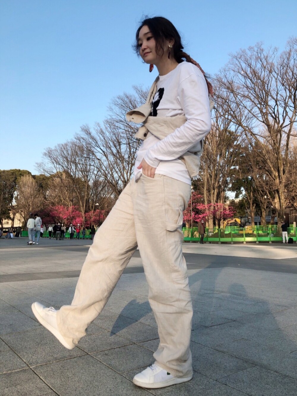 ホワイト系のミリタリージャケット、ホワイト系のTシャツ/カットソー、ホワイト系のその他パンツを着用したレディースの春コーディネートの4枚目の写真