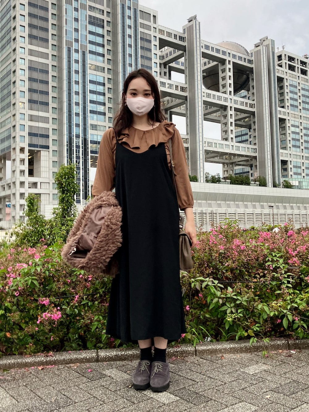 ブラック系のワンピース、ブラウン系のシャツ/ブラウス、ブラウン系のベストを着用したレディースの秋コーディネートの2枚目の写真