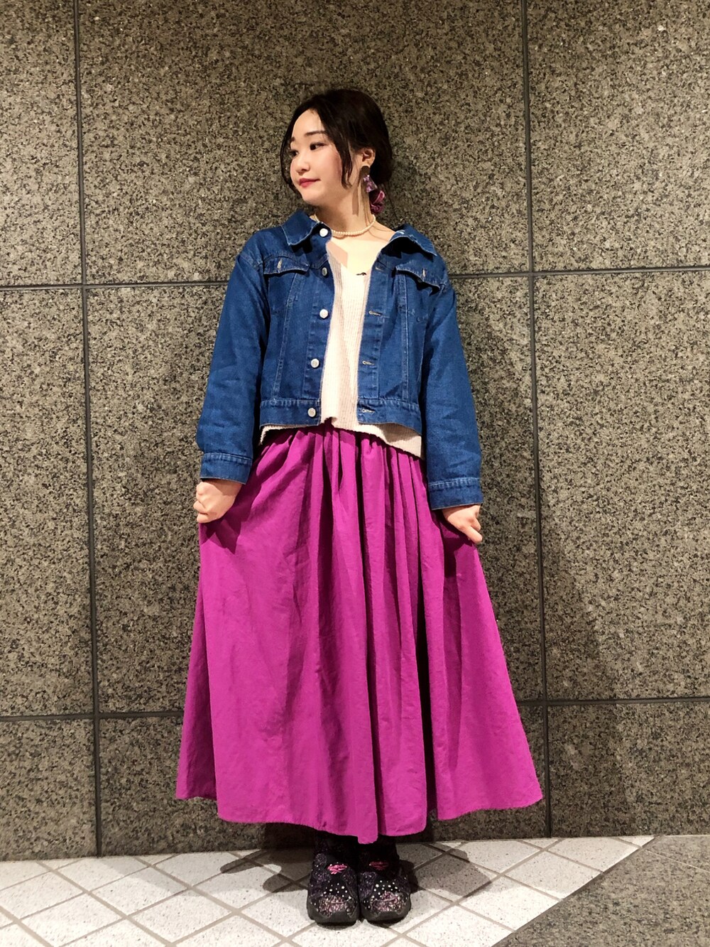 ピンク系のニット/セーター、ブルー系のデニムジャケット、ピンク系のスカートを着用したレディースの冬コーディネートの2枚目の写真