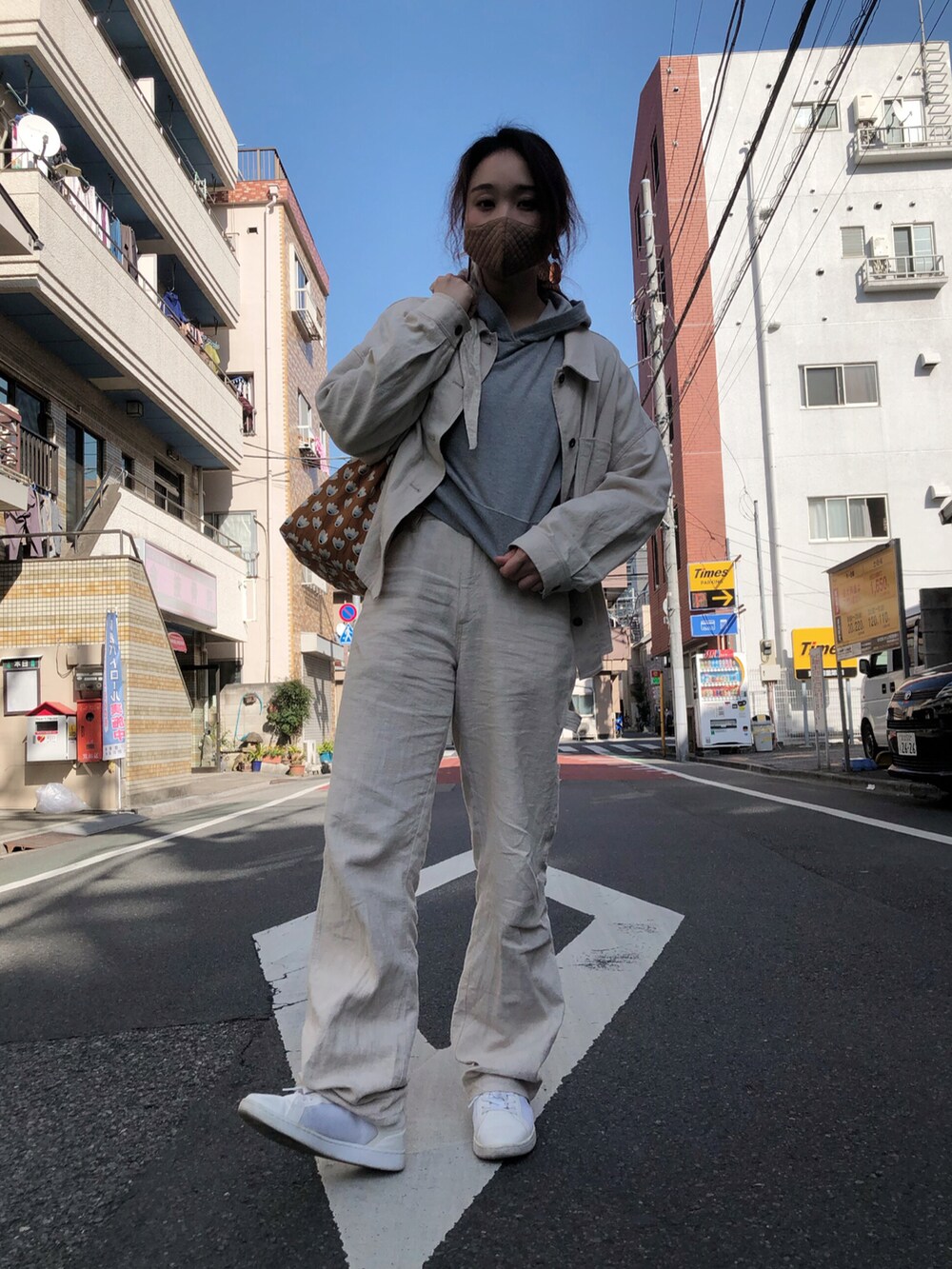 ホワイト系のその他パンツ、ホワイト系のミリタリージャケット、グレー系のパーカーを着用したレディースの春コーディネートの4枚目の写真