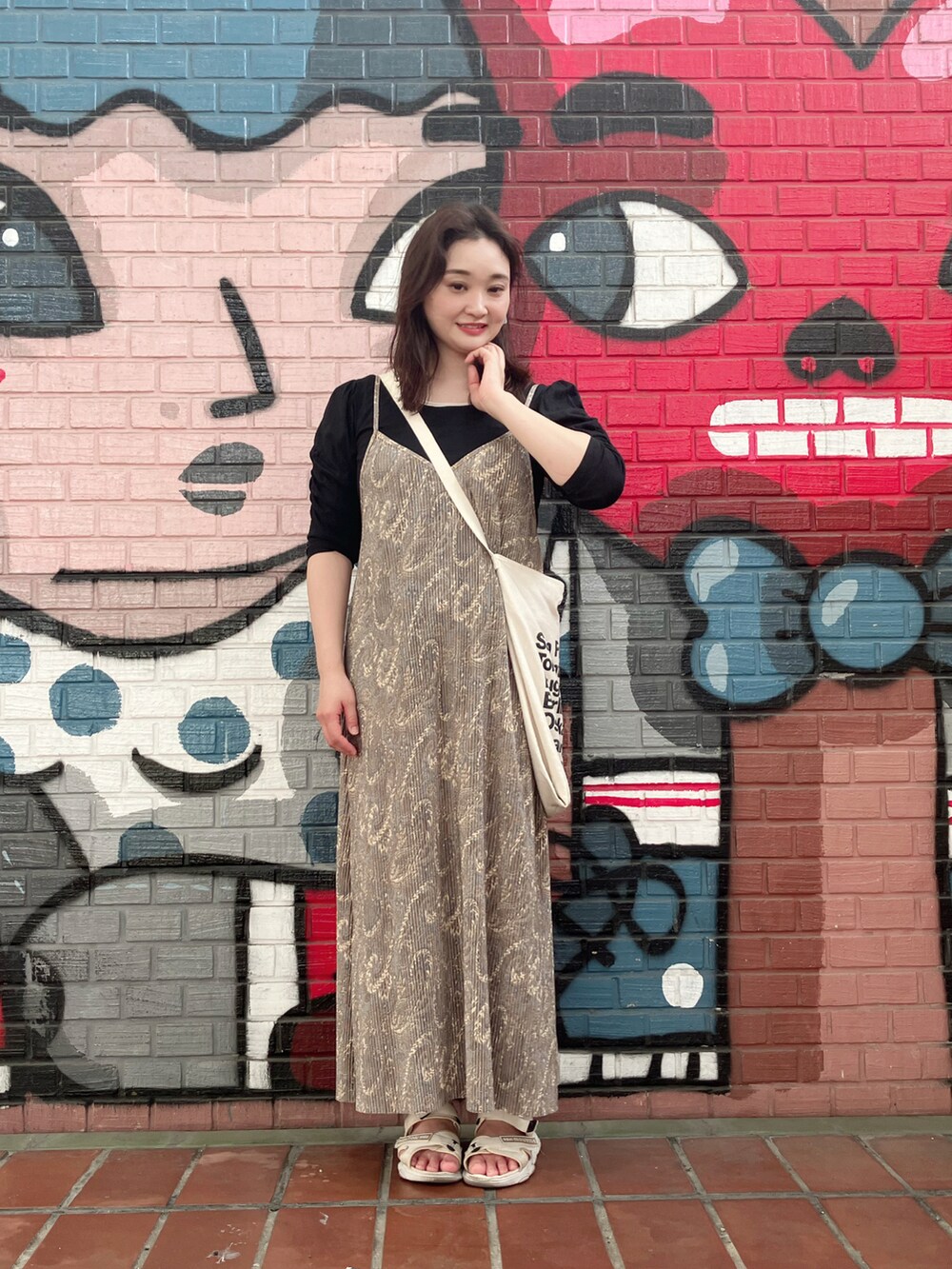 グレー系のワンピース、ブラック系のTシャツ/カットソー、ホワイト系のトートバッグを着用したレディースの秋コーディネートの4枚目の写真