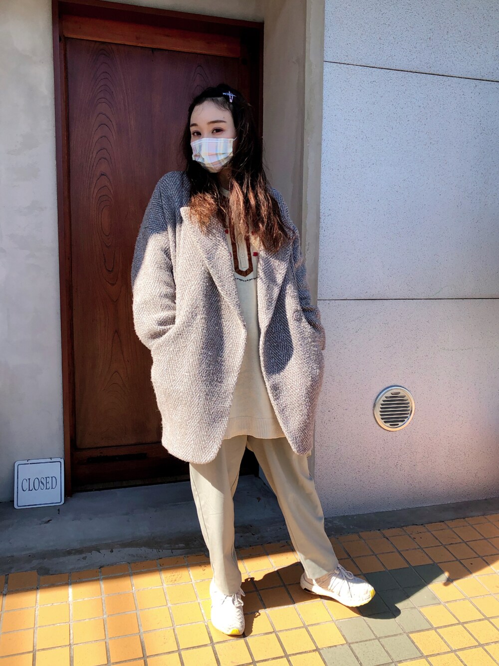 グレー系のジャケット/アウター、グリーン系のパンツ、グレー系のスニーカーを着用したレディースの冬コーディネートの2枚目の写真