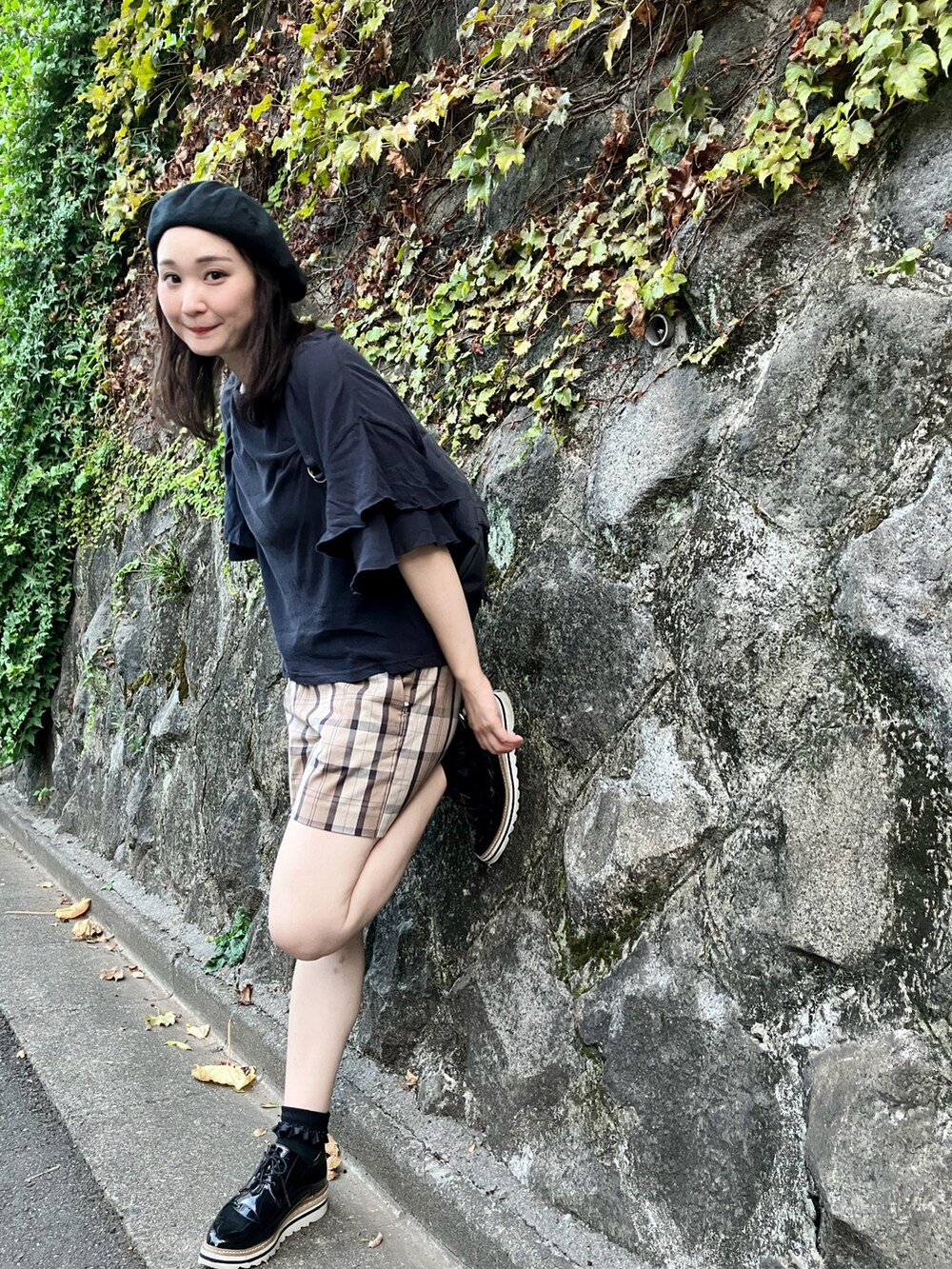 ブラック系のTシャツ/カットソー、ブラック系のバックパック/リュック、ブラウン系のその他パンツを着用したレディースの秋コーディネートの3枚目の写真