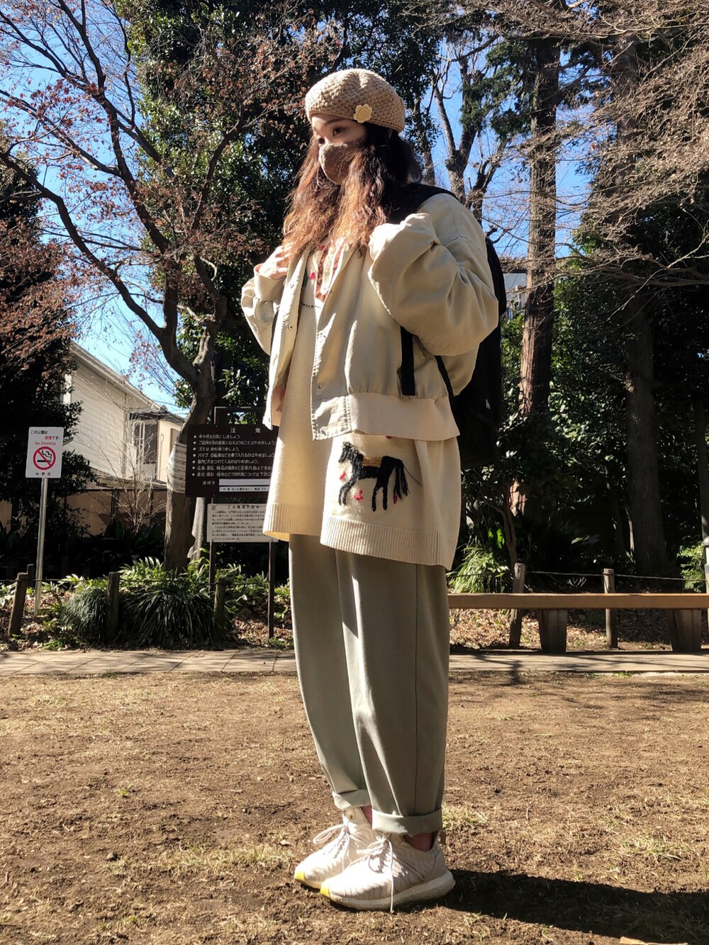 ベージュ系のブルゾン、ベージュ系のワンピース、グリーン系のパンツを着用したレディースの春コーディネートの2枚目の写真