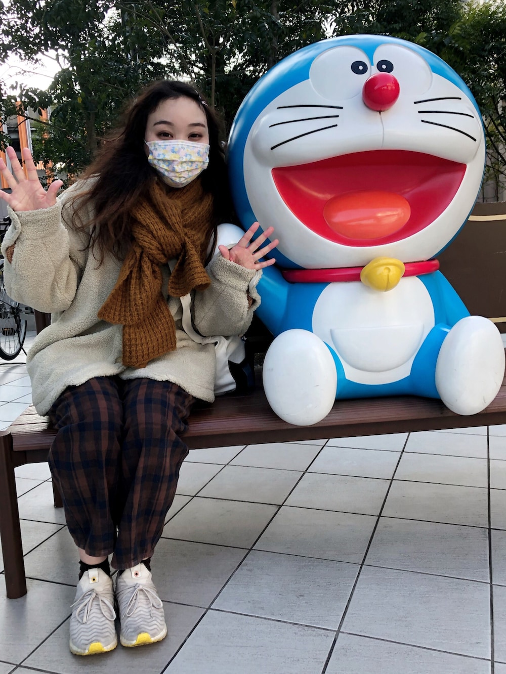 ベージュ系のその他アウター、ブラウン系のパンツ、グレー系のスニーカーを着用したレディースの冬コーディネートの3枚目の写真