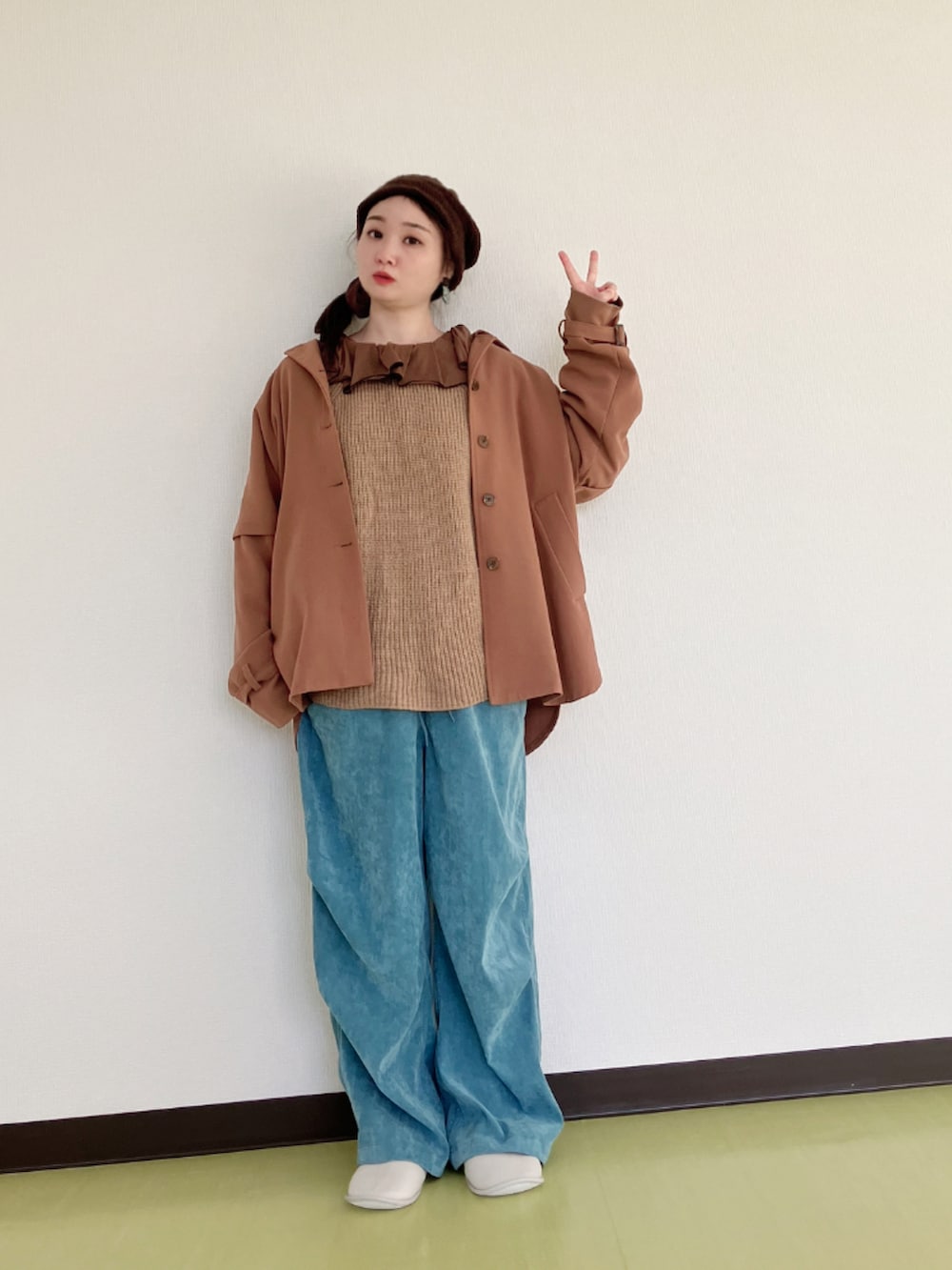 ブラウン系のブルゾン、ベージュ系のニット/セーター、ブラウン系のTシャツ/カットソーを着用したレディースの冬コーディネートの2枚目の写真