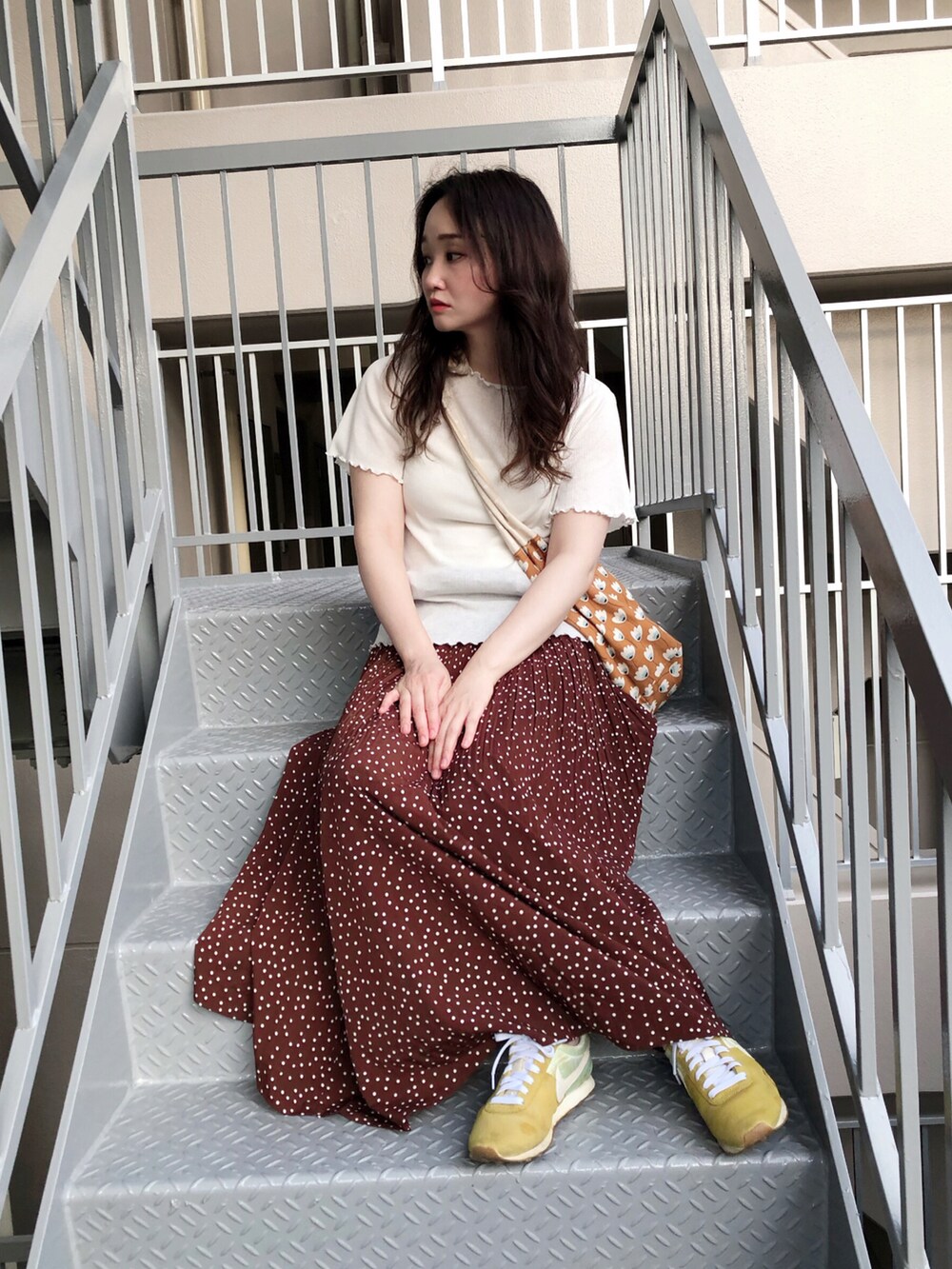 ホワイト系のTシャツ/カットソー、ブラウン系のスカート、ブラウン系のショルダーバッグを着用したレディースの夏コーディネートの4枚目の写真