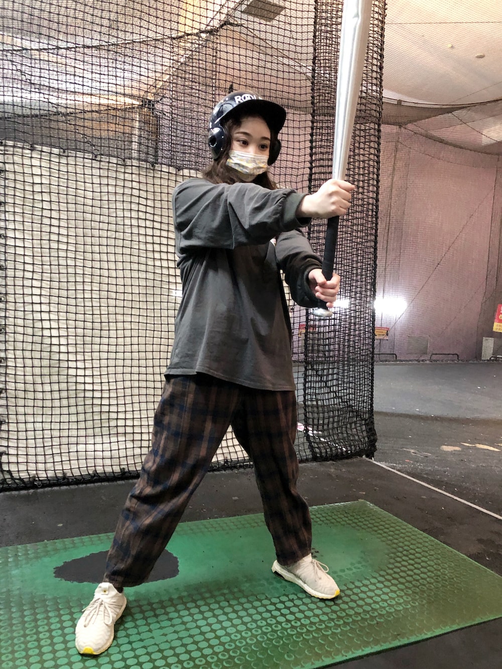 ベージュ系のその他アウター、ブラウン系のパンツ、グレー系のスニーカーを着用したレディースの冬コーディネートの5枚目の写真