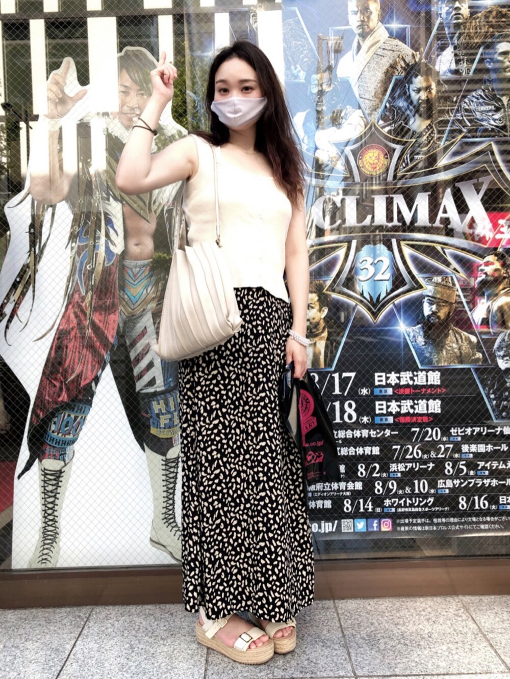 ベージュ系のタンクトップ、ブラック系のスカート、ホワイト系のサンダルを着用したレディースの夏コーディネートの2枚目の写真