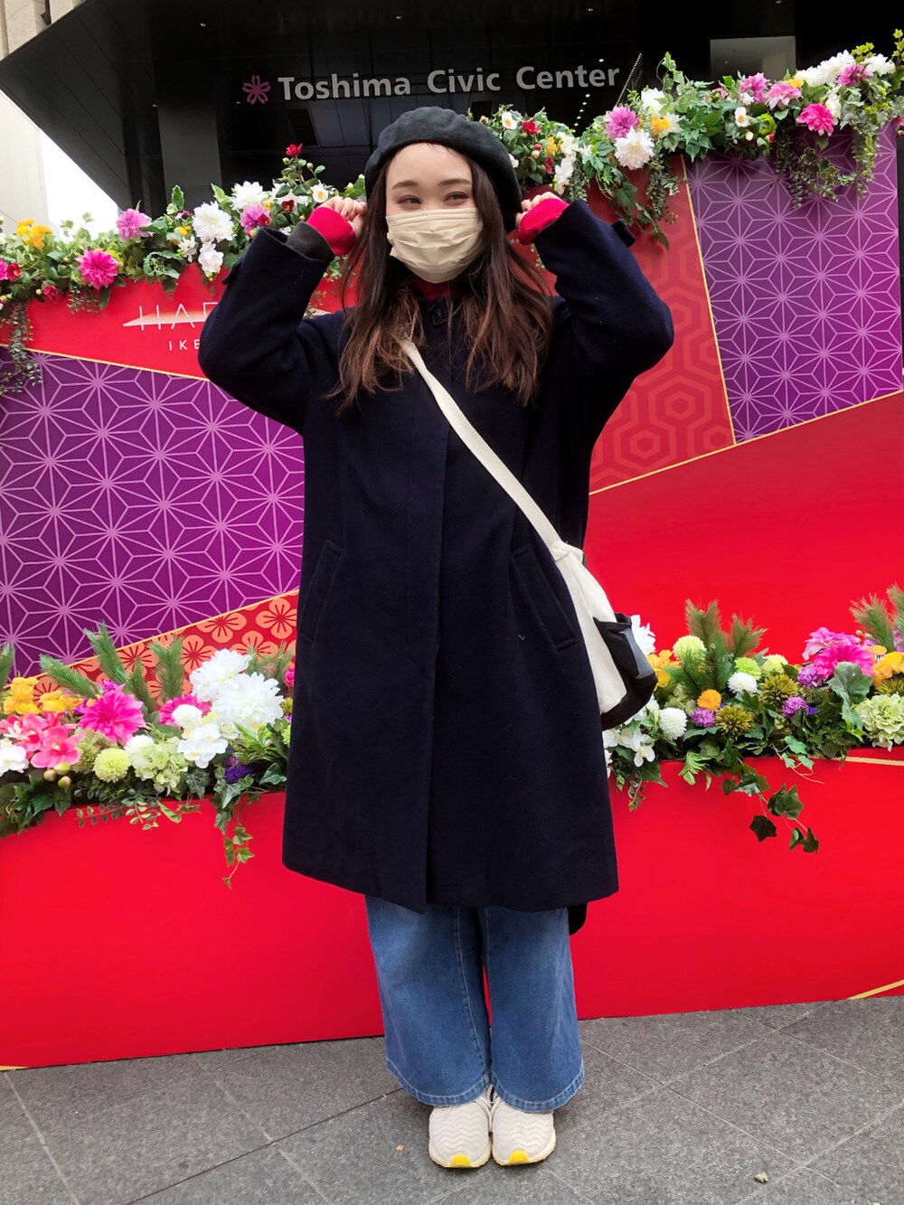 ブルー系のその他アウター、ホワイト系のショルダーバッグ、レッド系のニット/セーターを着用したレディースの冬コーディネートの2枚目の写真