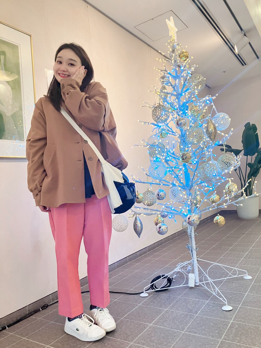 ブルー系のスウェット、ブラウン系のブルゾン、ピンク系のパンツを着用したレディースの冬コーディネートの3枚目の写真