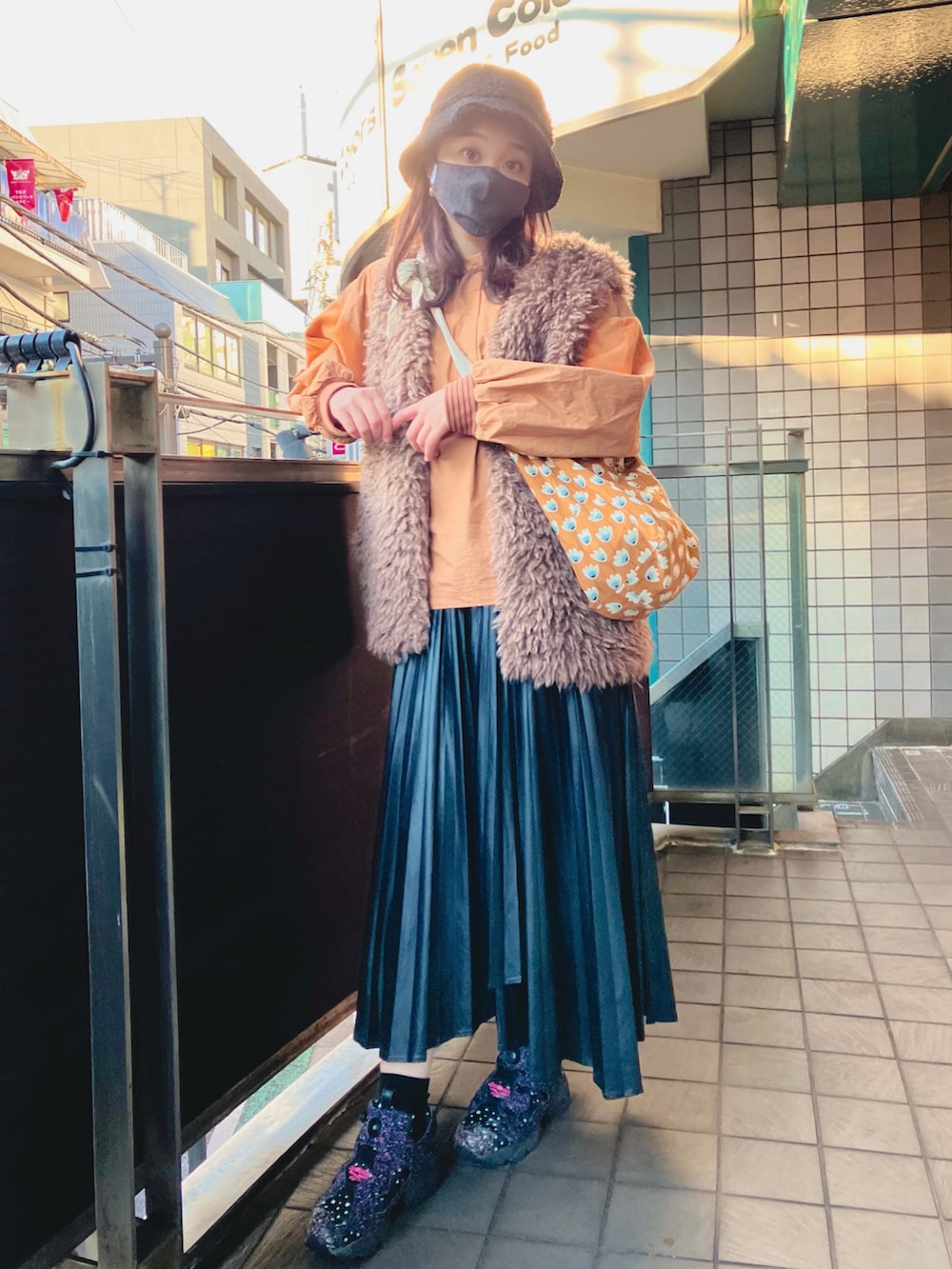 ブラウン系のベスト、ブラウン系のシャツ/ブラウス、ブラウン系のショルダーバッグを着用したレディースの秋コーディネートの2枚目の写真