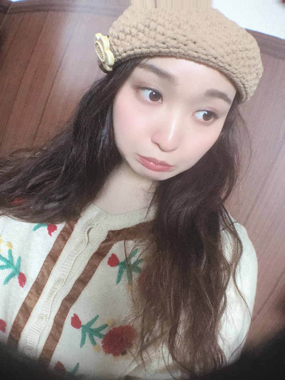 ベージュ系のブルゾン、ベージュ系のワンピース、グリーン系のパンツを着用したレディースの春コーディネートの5枚目の写真