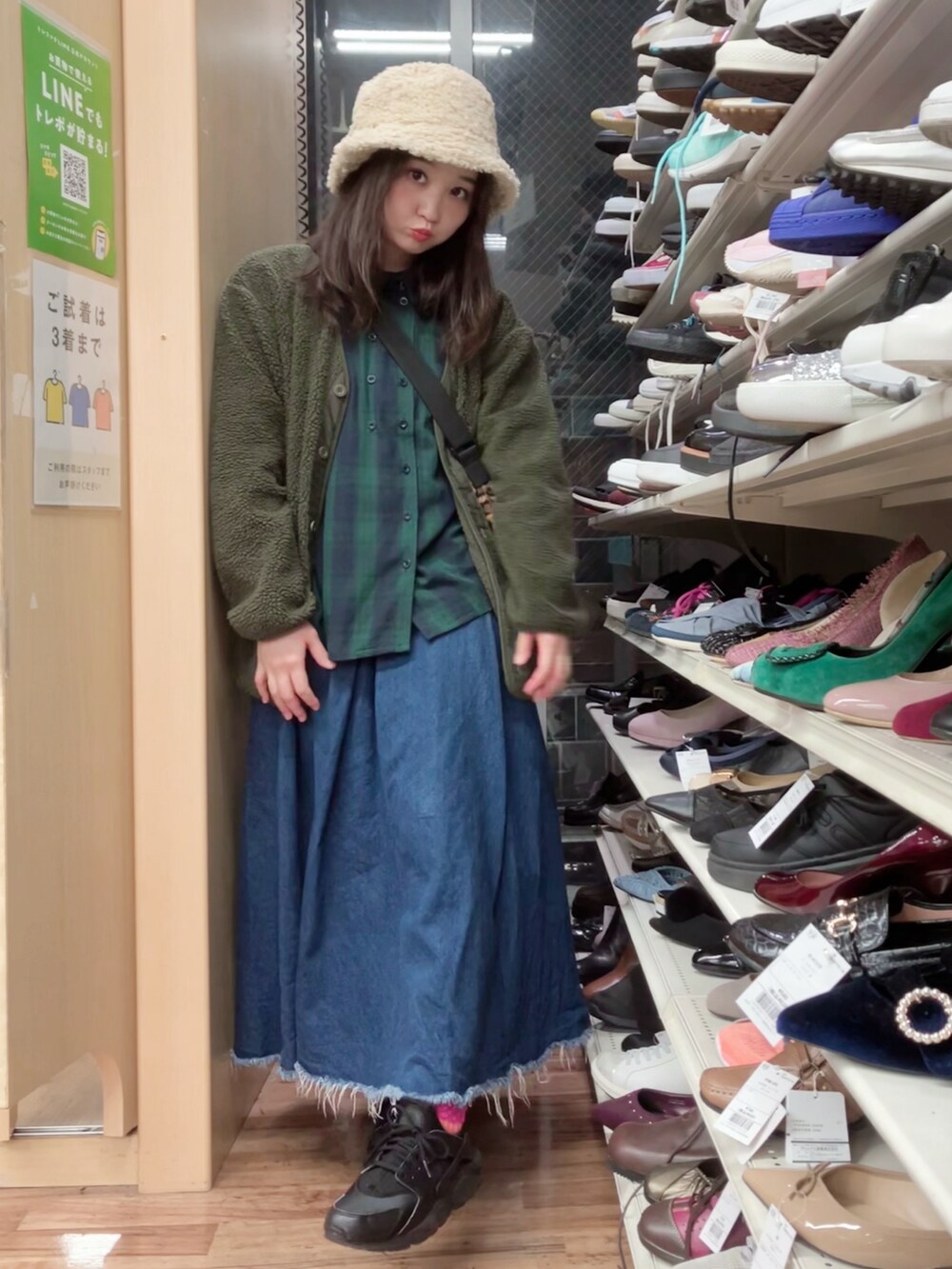 グリーン系のその他アウター、グリーン系のシャツ/ブラウス、ブラウン系のメッセンジャーバッグを着用したレディースの秋コーディネートの4枚目の写真