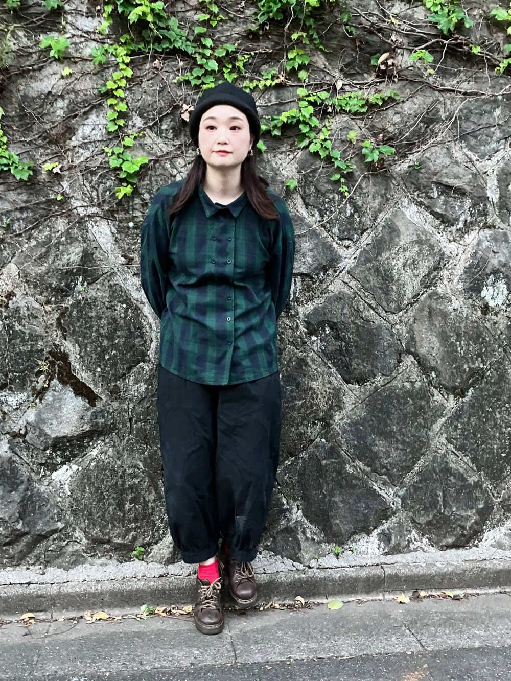 グリーン系のシャツ/ブラウス、ブラック系のパンツ、ブラウン系のその他シューズを着用したレディースの秋コーディネートの3枚目の写真