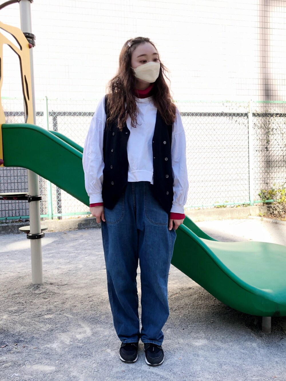 グレー系のジャケット/アウター、ホワイト系のTシャツ/カットソー、レッド系のニット/セーターを着用したレディースの冬コーディネートの4枚目の写真