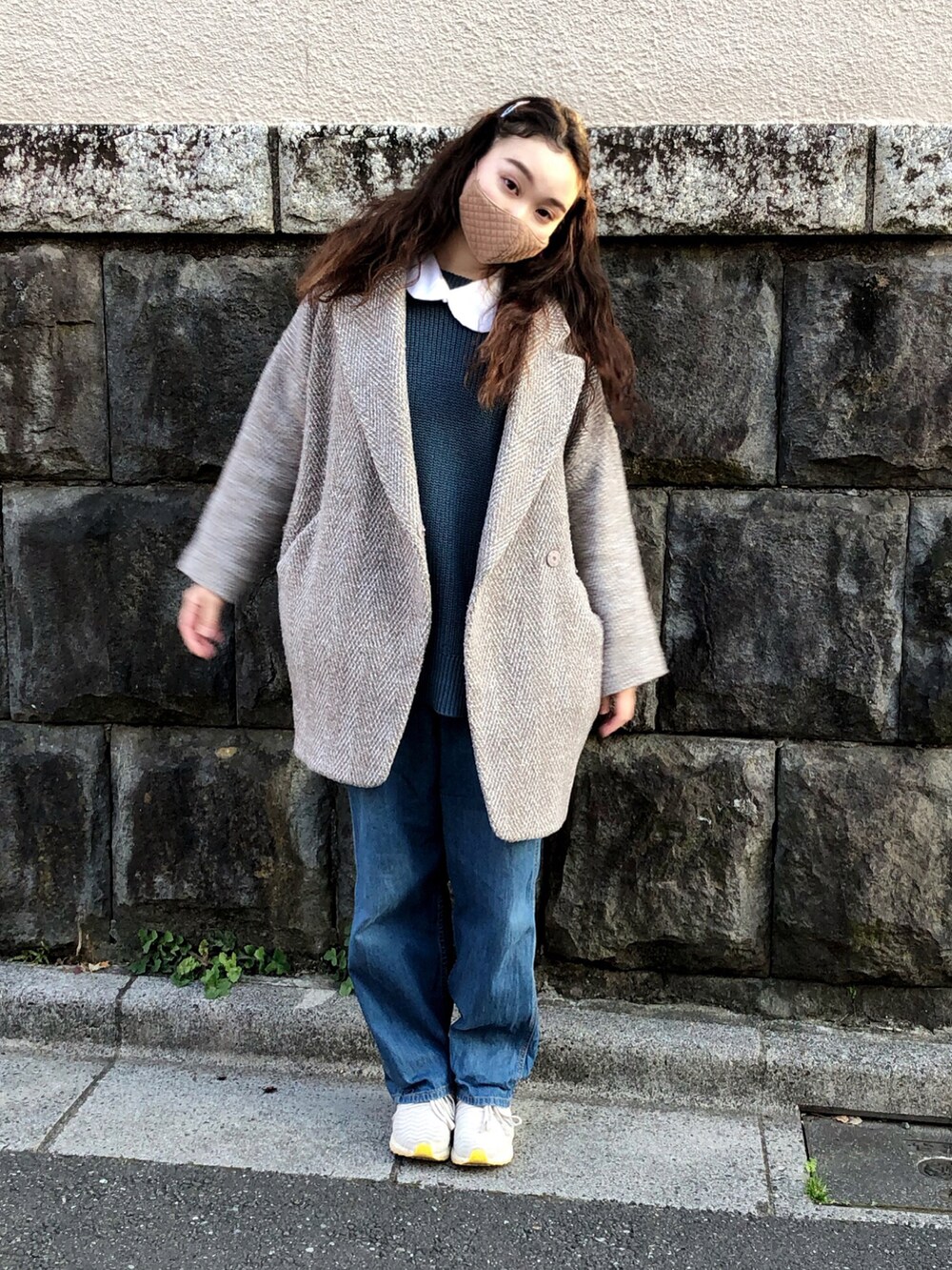 ブルー系のニット/セーター、ブルー系のデニムパンツ、グレー系のスニーカーを着用したレディースの冬コーディネートの2枚目の写真