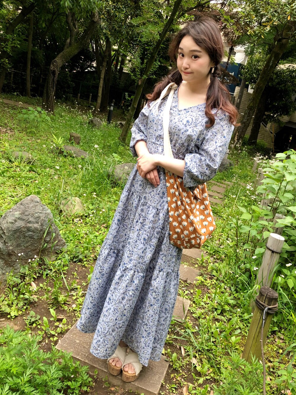 ブルー系のワンピース、ブラウン系のショルダーバッグ、ホワイト系のサンダルを着用したレディースの春コーディネートの3枚目の写真